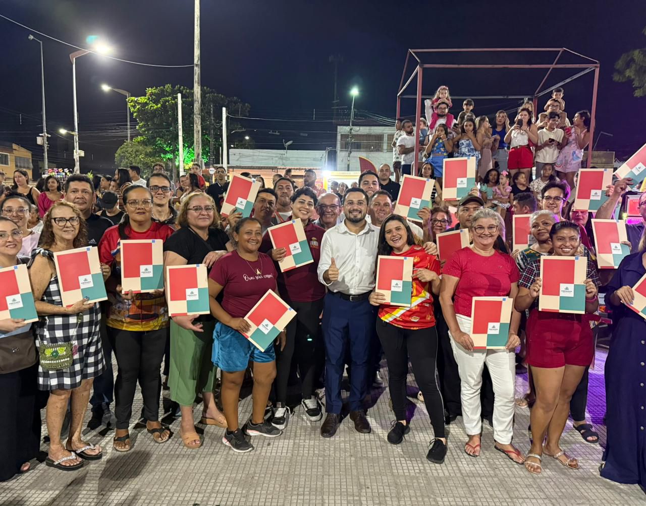 Permissionários recebem termo de permissão para atuar na Praça do Polar